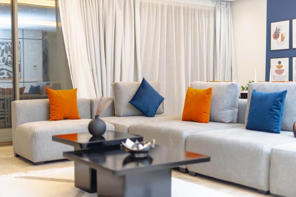 HajjaModern 2Br Retreat In Marina Sale Luxury Livingアパートメント エクステリア 写真