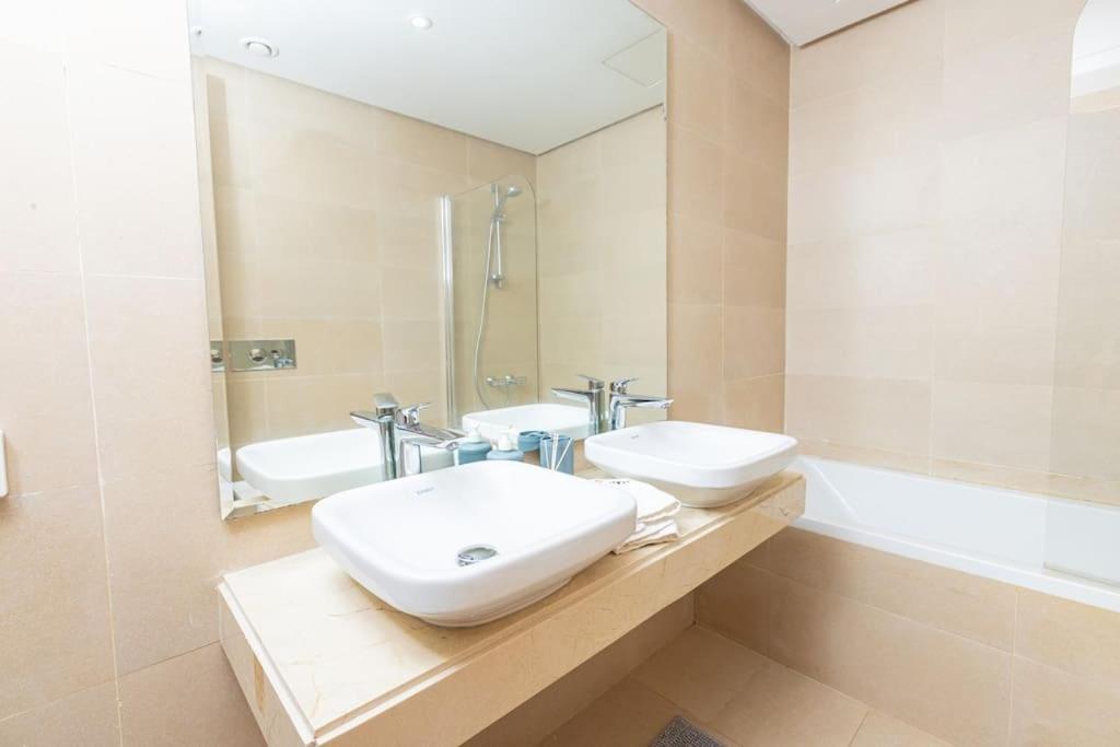 HajjaModern 2Br Retreat In Marina Sale Luxury Livingアパートメント エクステリア 写真