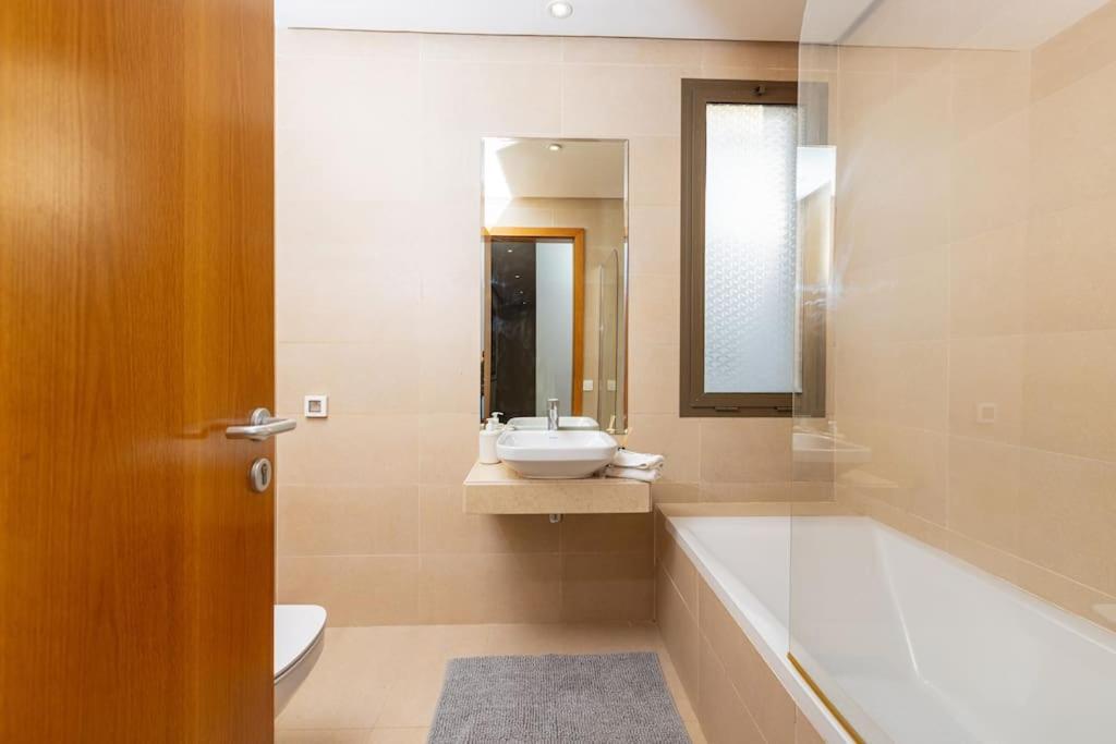 HajjaModern 2Br Retreat In Marina Sale Luxury Livingアパートメント エクステリア 写真